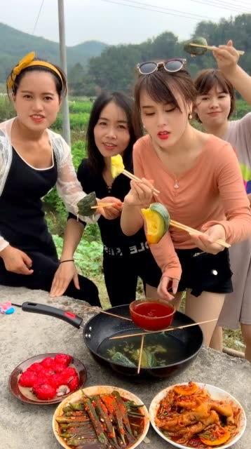 四个小姑娘吃瓜的视频,揭秘校园吃瓜趣事